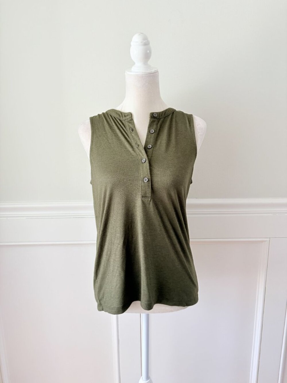 Banana Republic Sleeveless Olive Green Button-Front Tank Top M - Picture 2 of 6